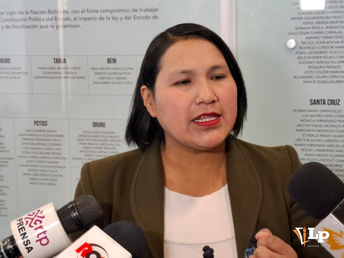 La senadora Pachacute en conferencia de prensa