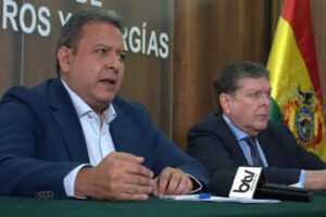 El presidente de YPFB, Sebastián Daroca y el ministro Marcelo Blanco