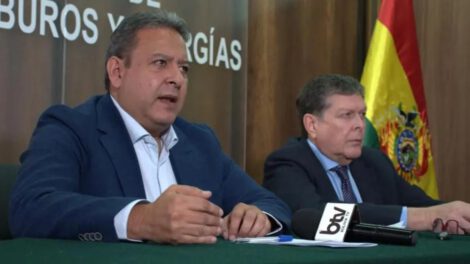 El presidente de YPFB, Sebastián Daroca y el ministro Marcelo Blanco