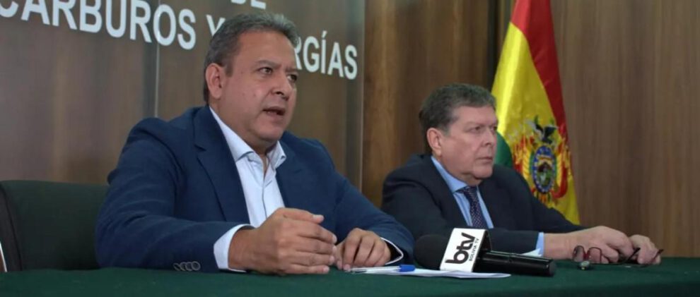 El presidente de YPFB, Sebastián Daroca y el ministro Marcelo Blanco