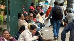 Varios pacientes realizaron filas para agarrar una ficha para la atención