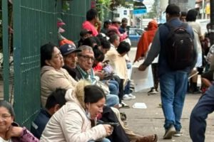Varios pacientes realizaron filas para agarrar una ficha para la atención