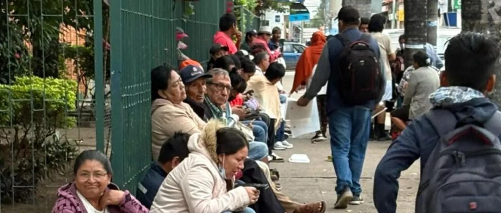 Varios pacientes realizaron filas para agarrar una ficha para la atención