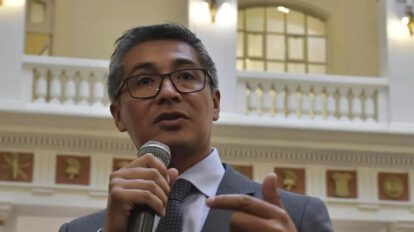 El ministro de Economía y Finanzas Públicas, José Gabriel Espinoza