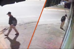 Un persona parada y caminando