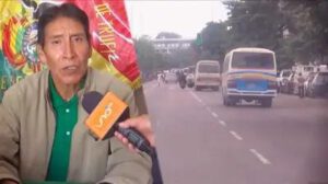 Una persona y un auto