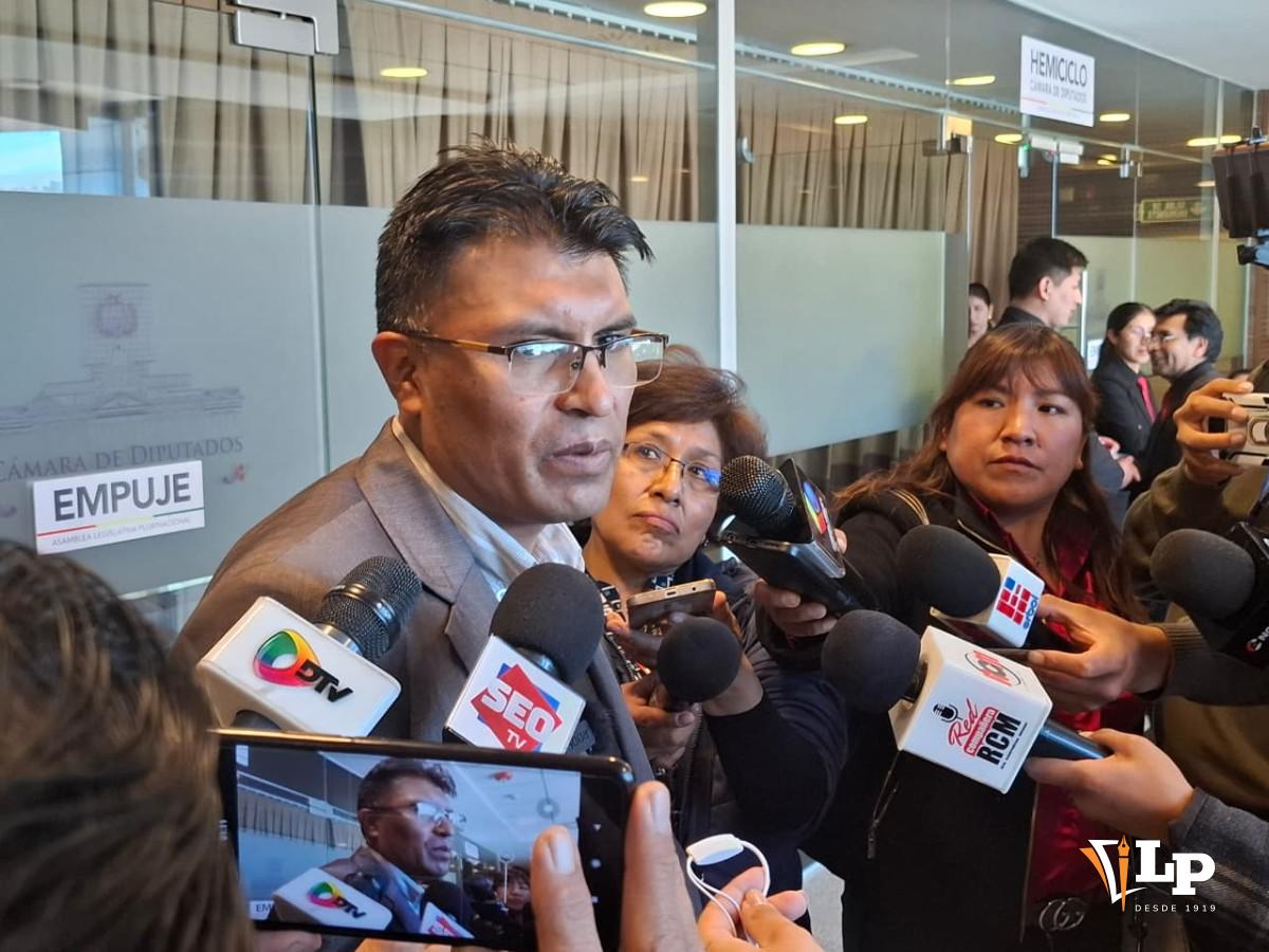 El senador Condori en conferencia de prensa