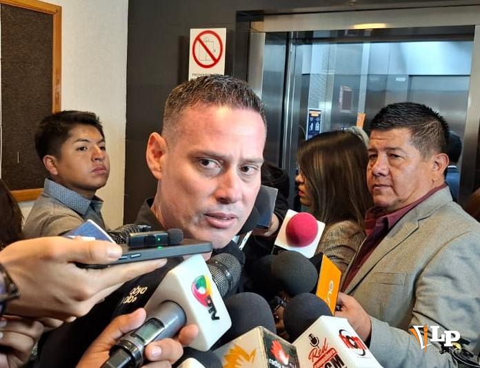 El diputado López en conferencia de prensa