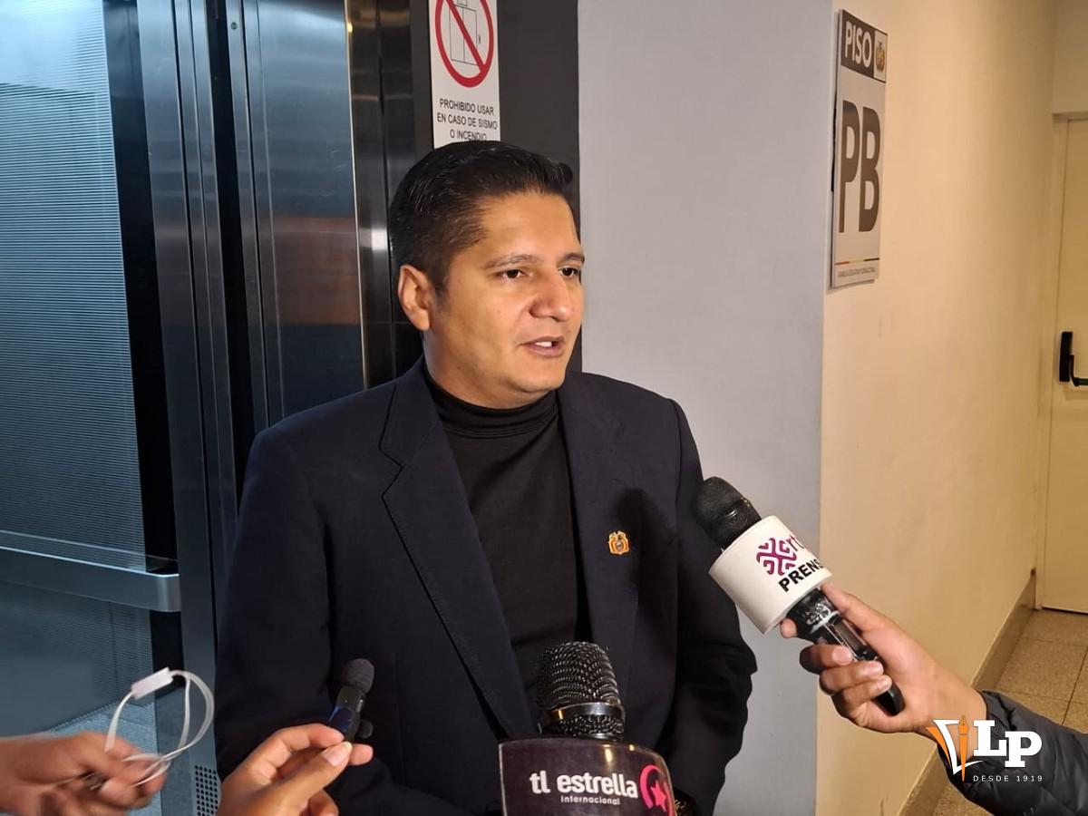 El diputado Rada en conferencia de prensa