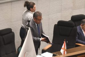 El ministro de Gobierno llegando a su interpelación en la ALP