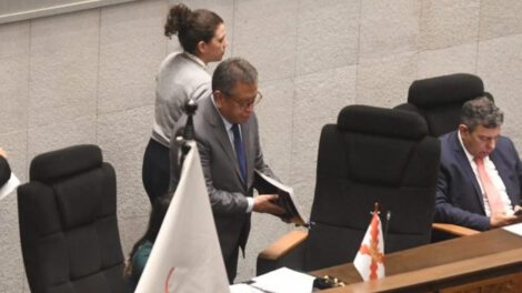 El ministro de Gobierno llegando a su interpelación en la ALP