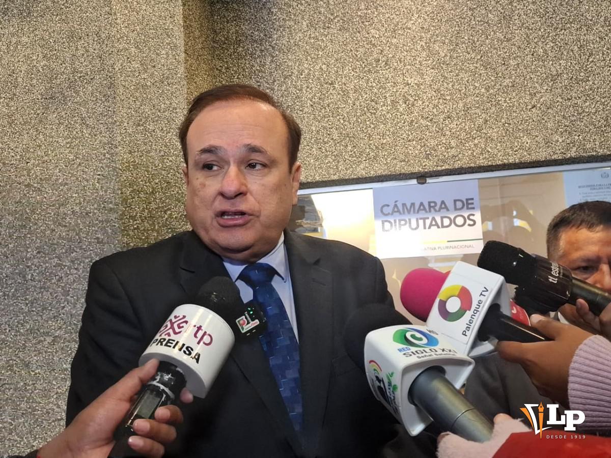 El director general ejecutivo del FPS, Luis Ramiro Peña, en conferencia de prensa