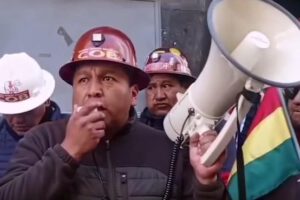 El secretario ejecutivo de la COB, Mario Argollo hoy durante el bloqueo