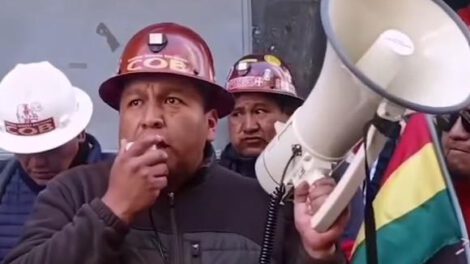 El secretario ejecutivo de la COB, Mario Argollo hoy durante el bloqueo