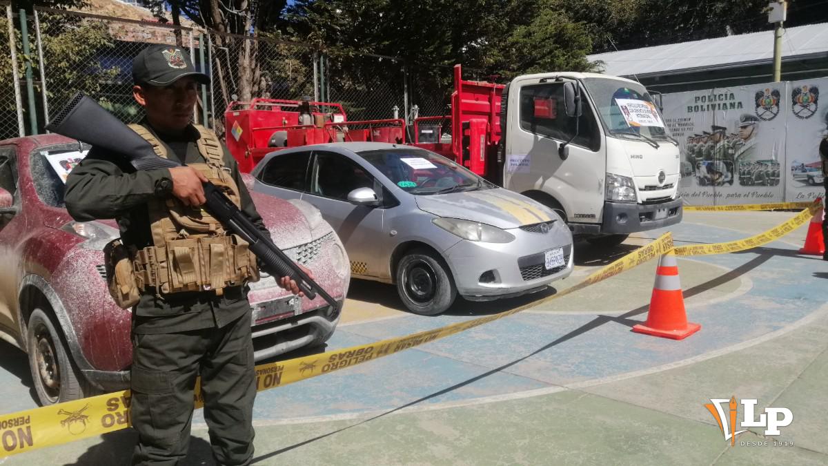 Imagen de la Policía custodiando los vehículos