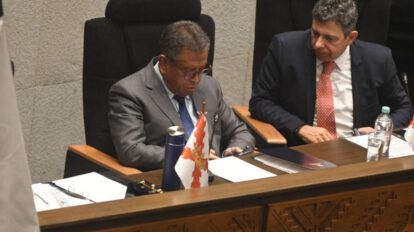 El ministro Marco Antonio Oviedo en la Asamblea Legislativa.