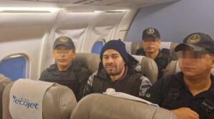 El privado de libertad estuvo acompañado con un fuerte resguardo policial durante su traslado vía aérea