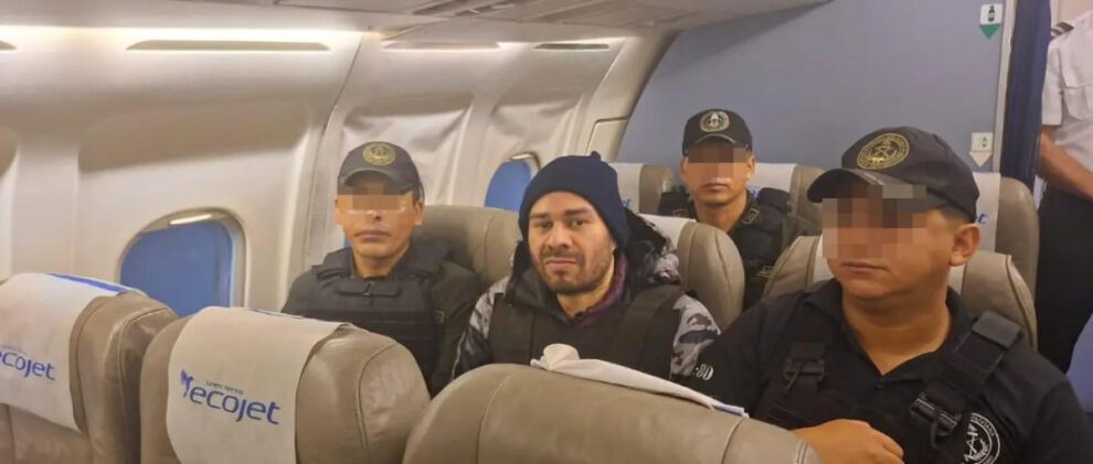 El privado de libertad estuvo acompañado con un fuerte resguardo policial durante su traslado vía aérea