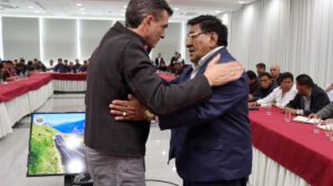 El Presidente Rodrigo Paz y el dirigente de la Confederación de Choferes, Lucio Gómez