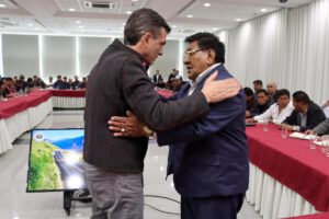 El Presidente Rodrigo Paz y el dirigente de la Confederación de Choferes, Lucio Gómez