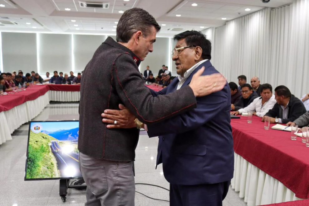 El Presidente Rodrigo Paz y el dirigente de la Confederación de Choferes, Lucio Gómez