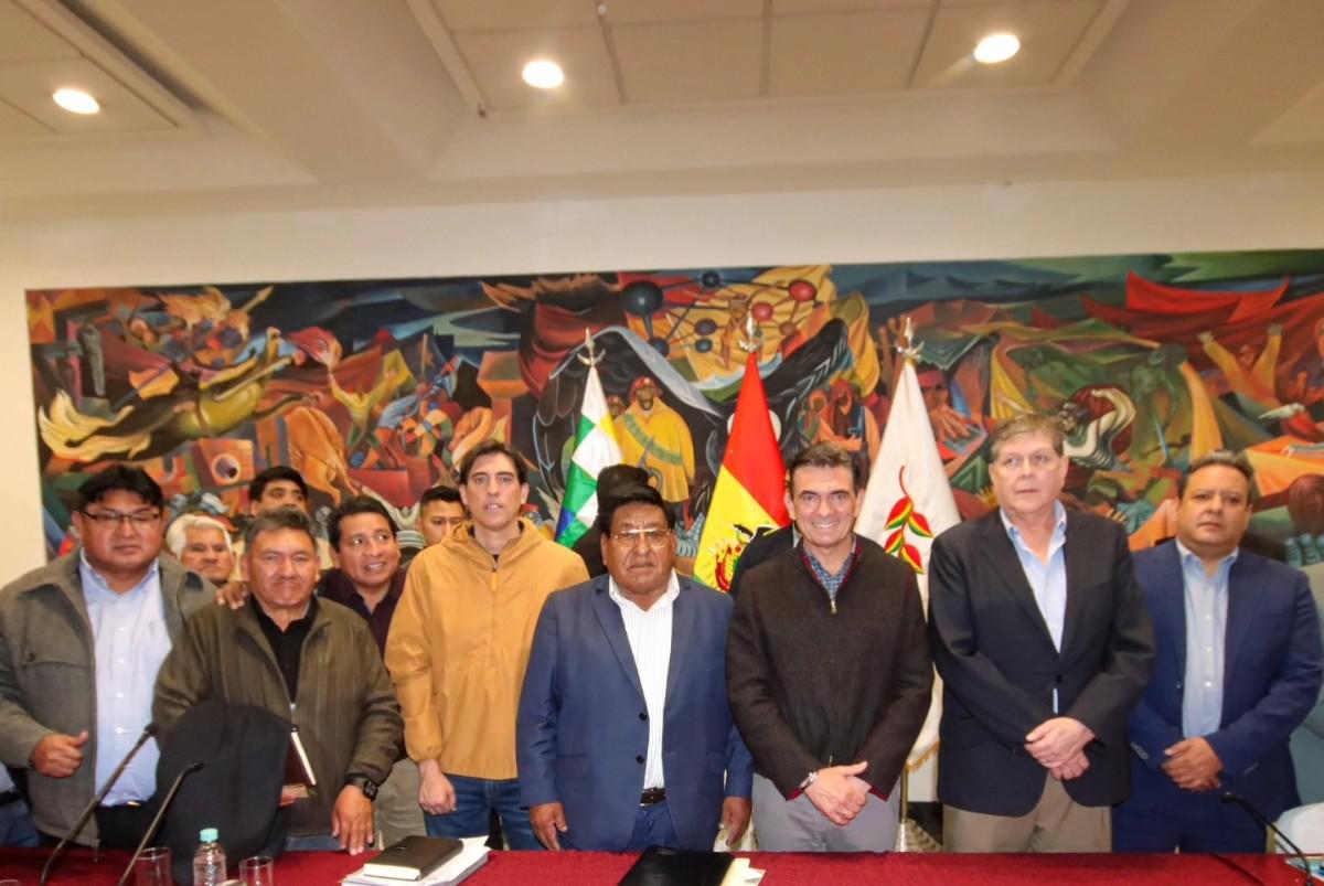 Representantes del Gobierno y de la Confederación de Choferes