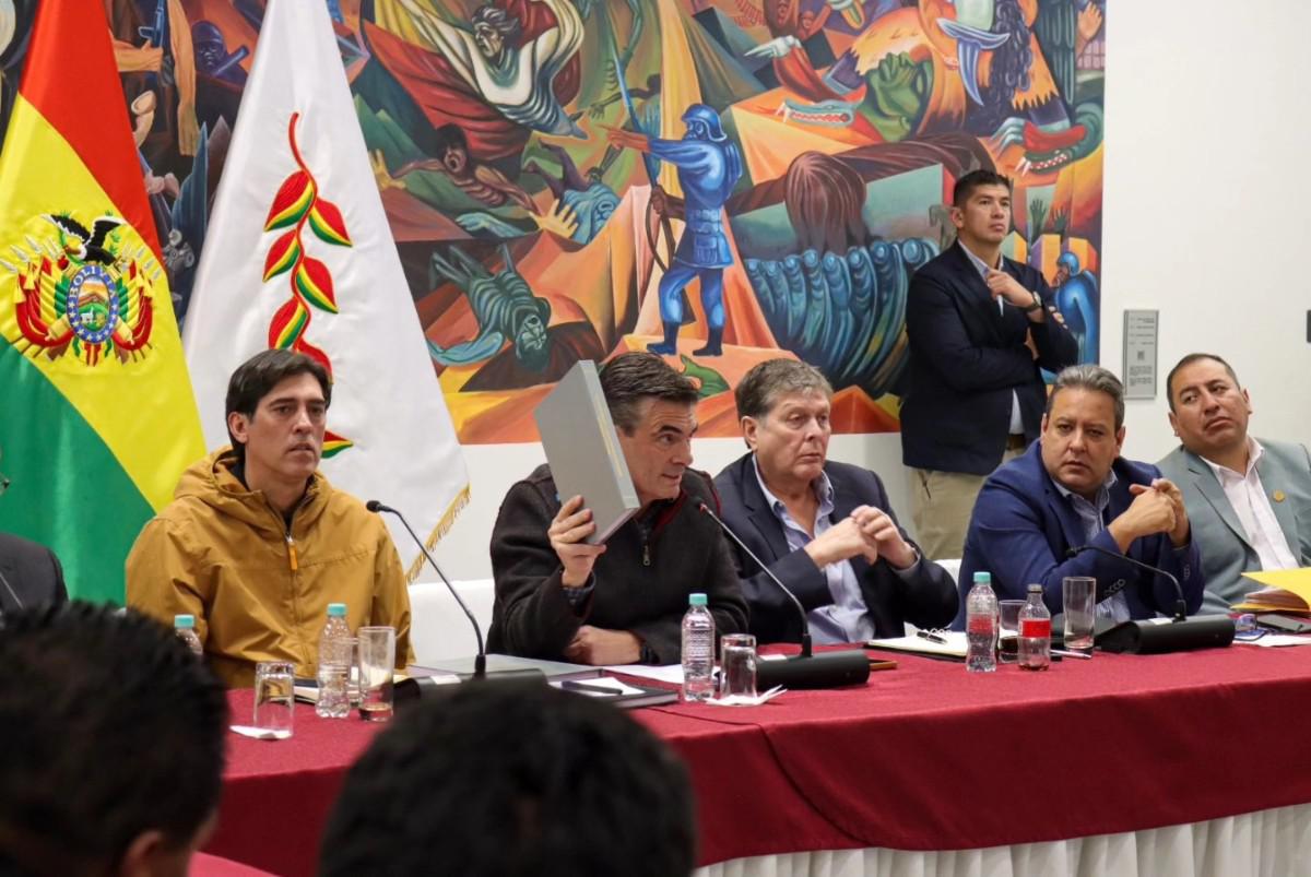 El mandatario Rodrigo Paz y sus ministros presiden la mesa de diálogo con los choferes en la Casa Grande del Pueblo