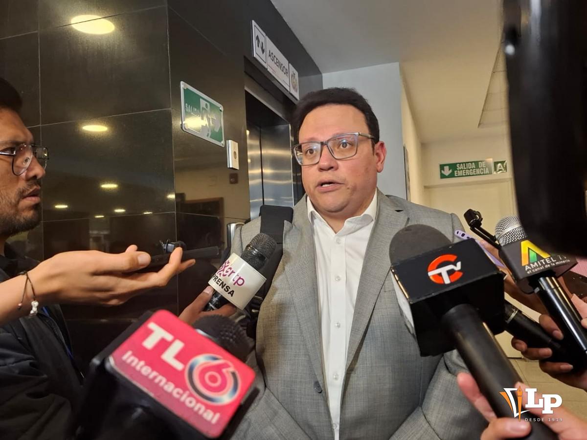 El diputado Antonio en conferencia de prensa