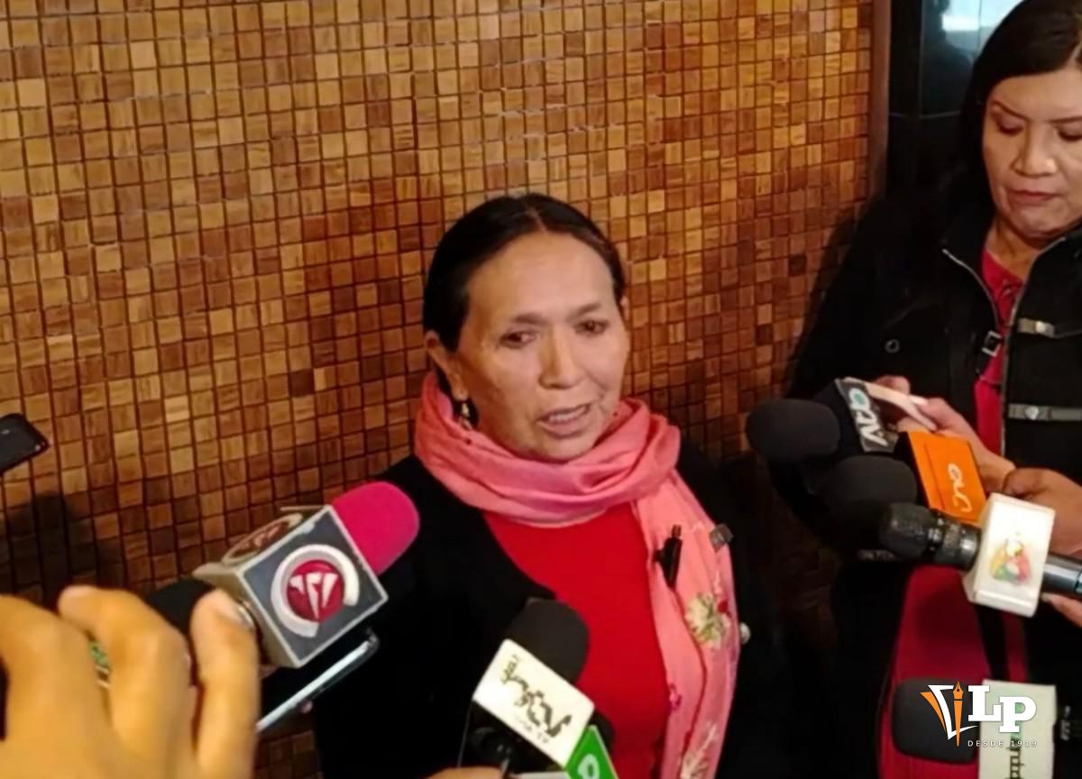 La senadora Yarhui en conferencia de prensa