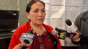 La senadora Yarhui en conferencia de prensa