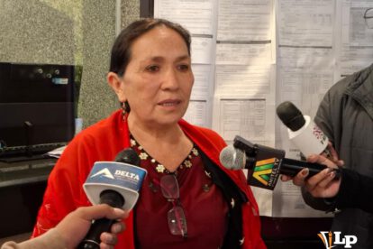 La senadora Yarhui en conferencia de prensa