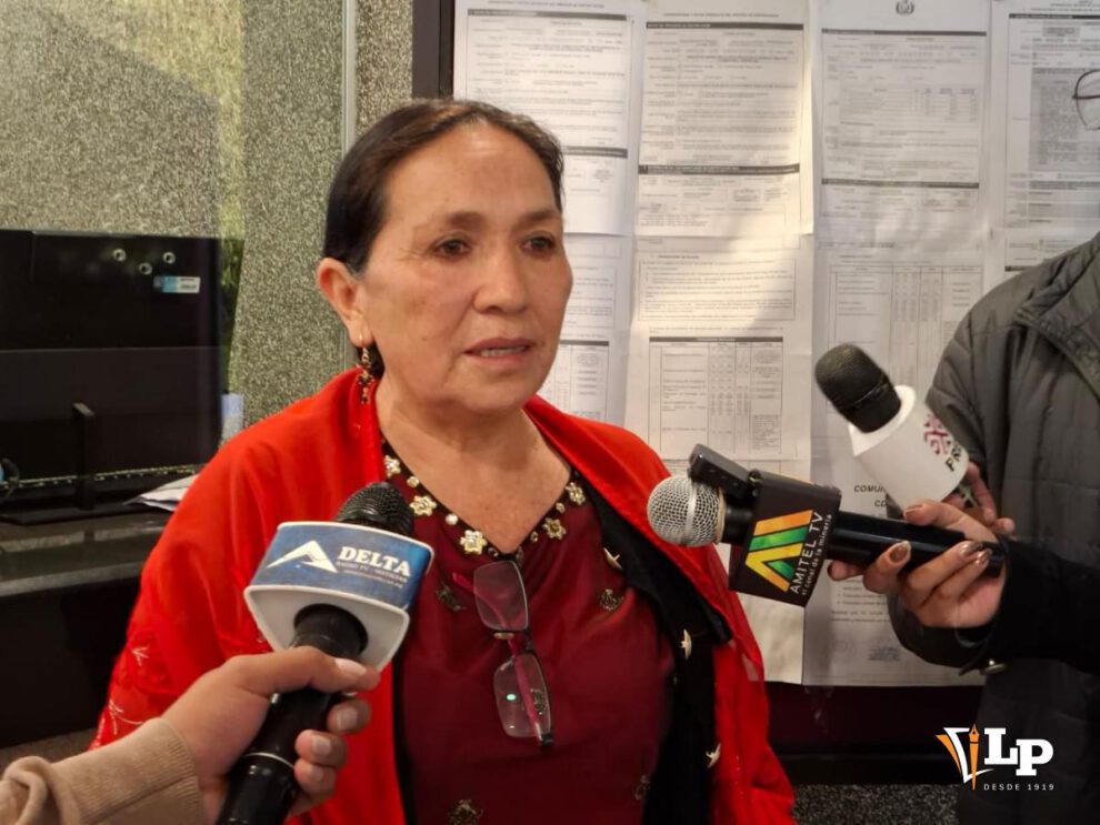 La senadora Yarhui en conferencia de prensa