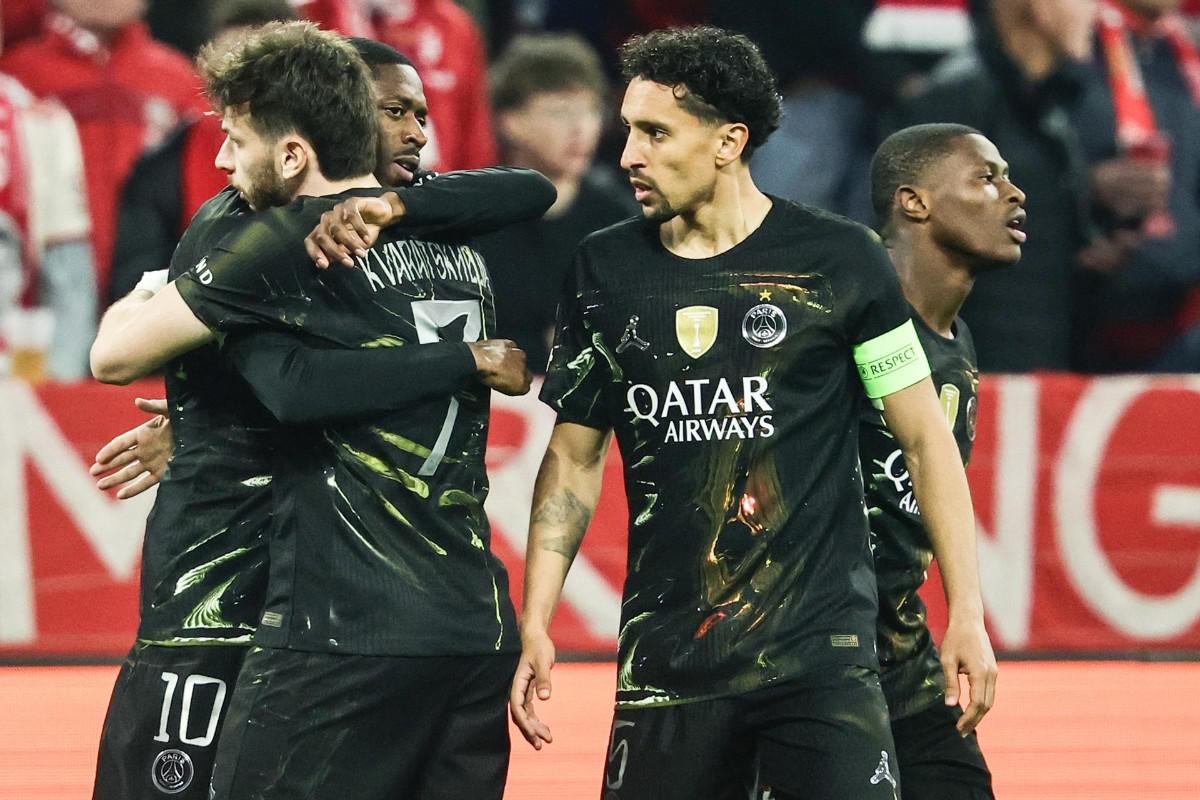El jugador del PSG Ousmane Dembele (I) celebra el 0-1 durante el partido de vuelta de semfinales de la UEFA Champions League