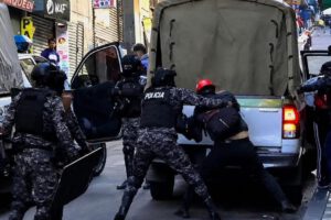 El arresto de algunos miembros de la COB en inmediaciones del Ministerio de Trabajo