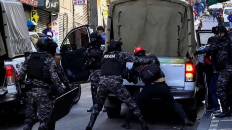 El arresto de algunos miembros de la COB en inmediaciones del Ministerio de Trabajo