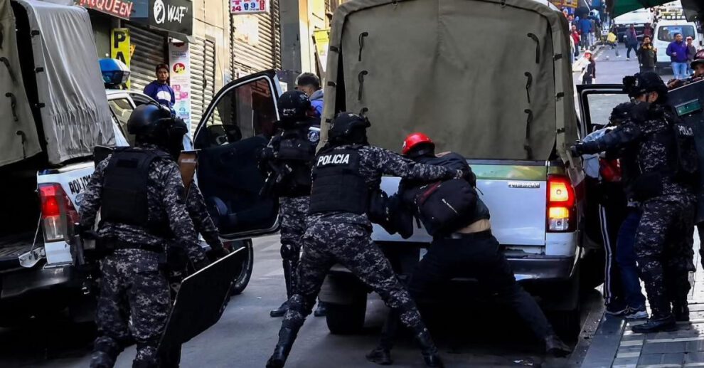El arresto de algunos miembros de la COB en inmediaciones del Ministerio de Trabajo