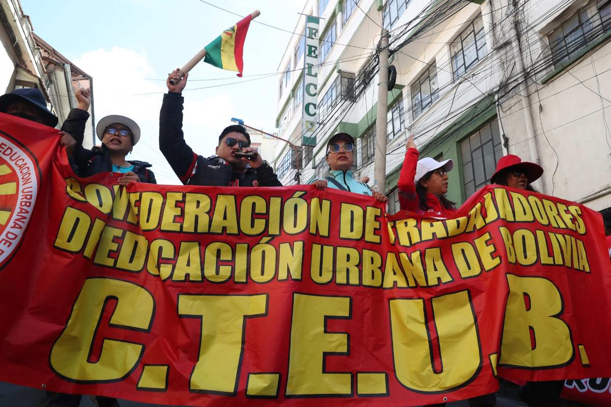 Personas se manifiestan este jueves, en La Paz