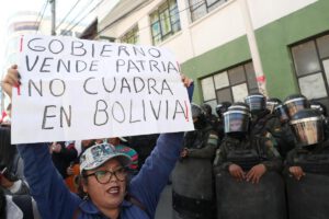 Una mujer sostiene un cartel durante una manifestación este jueves, en La Paz