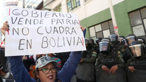 Una mujer sostiene un cartel durante una manifestación este jueves, en La Paz
