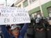 Una mujer sostiene un cartel durante una manifestación este jueves, en La Paz