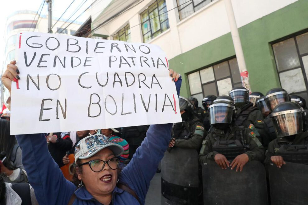 Una mujer sostiene un cartel durante una manifestación este jueves, en La Paz