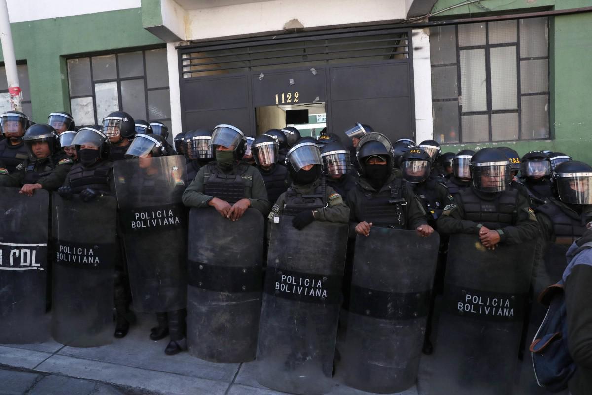 Integrantes de la Policía de Bolivia custodian durante una manifestación
