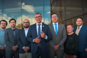 El ministro de Economía, José Gabriel Espinoza, junto a su equipo tras el anuncio de la colocación de bonos