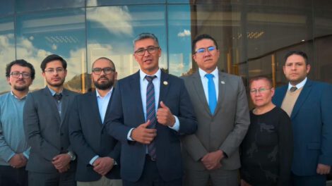 El ministro de Economía, José Gabriel Espinoza, junto a su equipo tras el anuncio de la colocación de bonos