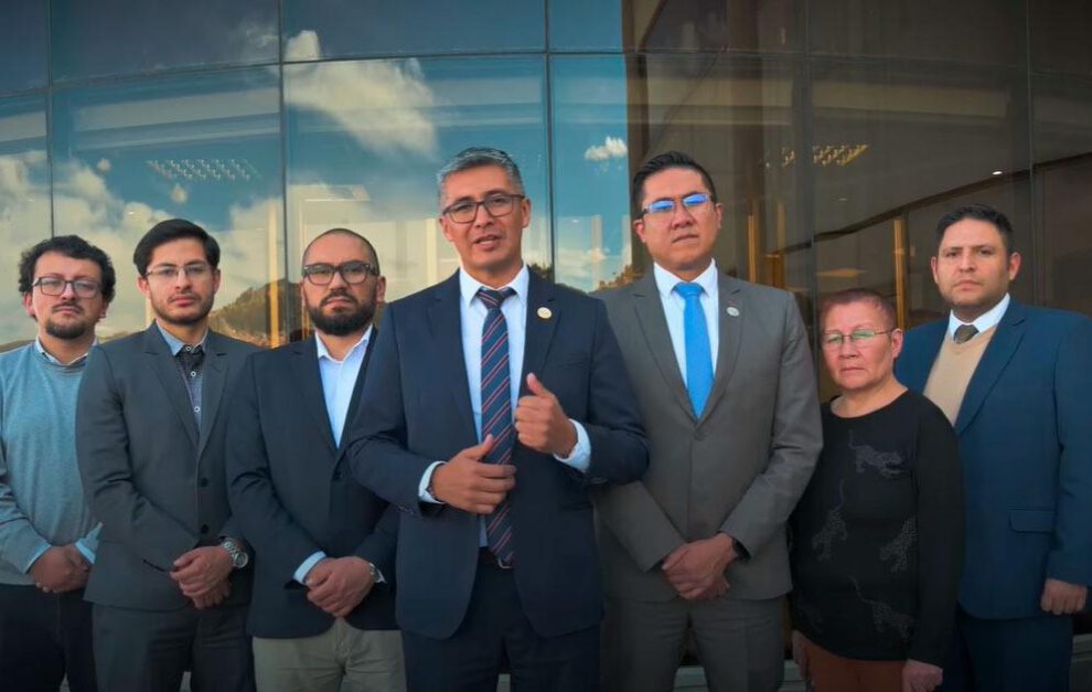 El ministro de Economía, José Gabriel Espinoza, junto a su equipo tras el anuncio de la colocación de bonos