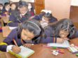 Estudiantes pasan clases en una escuela de La Paz