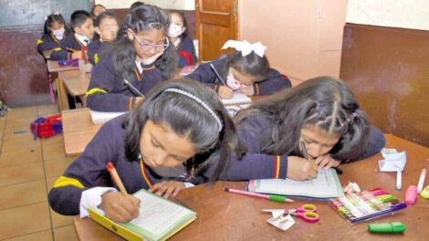 Estudiantes pasan clases en una escuela de La Paz