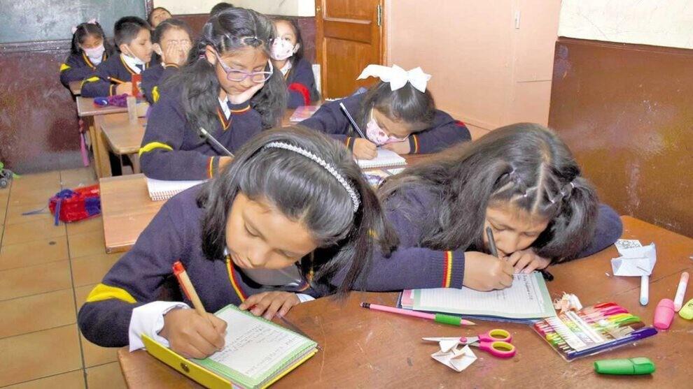 Estudiantes pasan clases en una escuela de La Paz