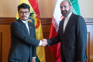 El Canciller de Bolivia, Fernando Aramayo (izq.), junto al Embajador de Irán, Bahram Shahabeddin