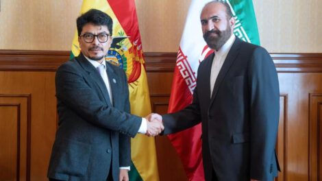 El Canciller de Bolivia, Fernando Aramayo (izq.), junto al Embajador de Irán, Bahram Shahabeddin